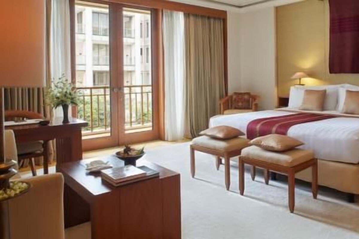 Hypo-allergenic bedding, minibar, in-room safe, desk
