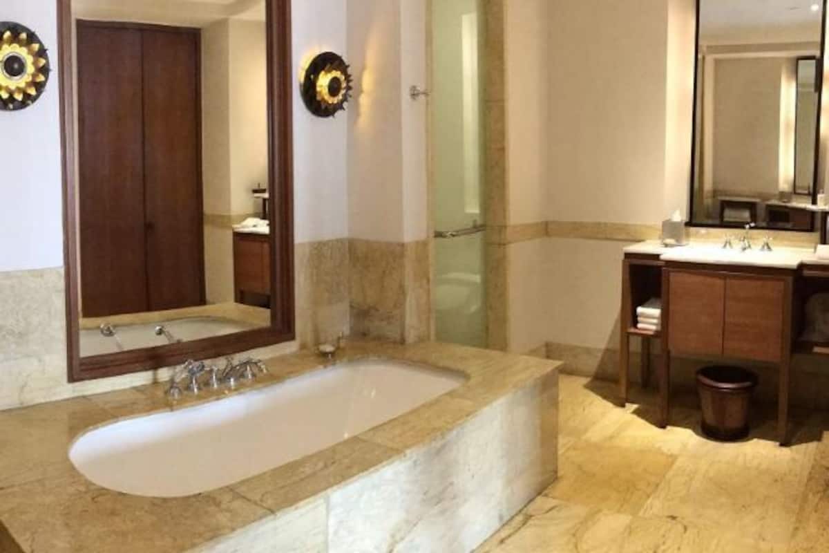 Bathroom | Separate tub and shower, free toiletries, hair dryer, bathrobes