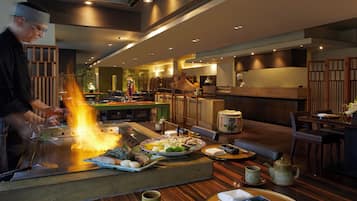 3 restaurantes; se sirven desayunos, almuerzos, cenas y cocina japonesa