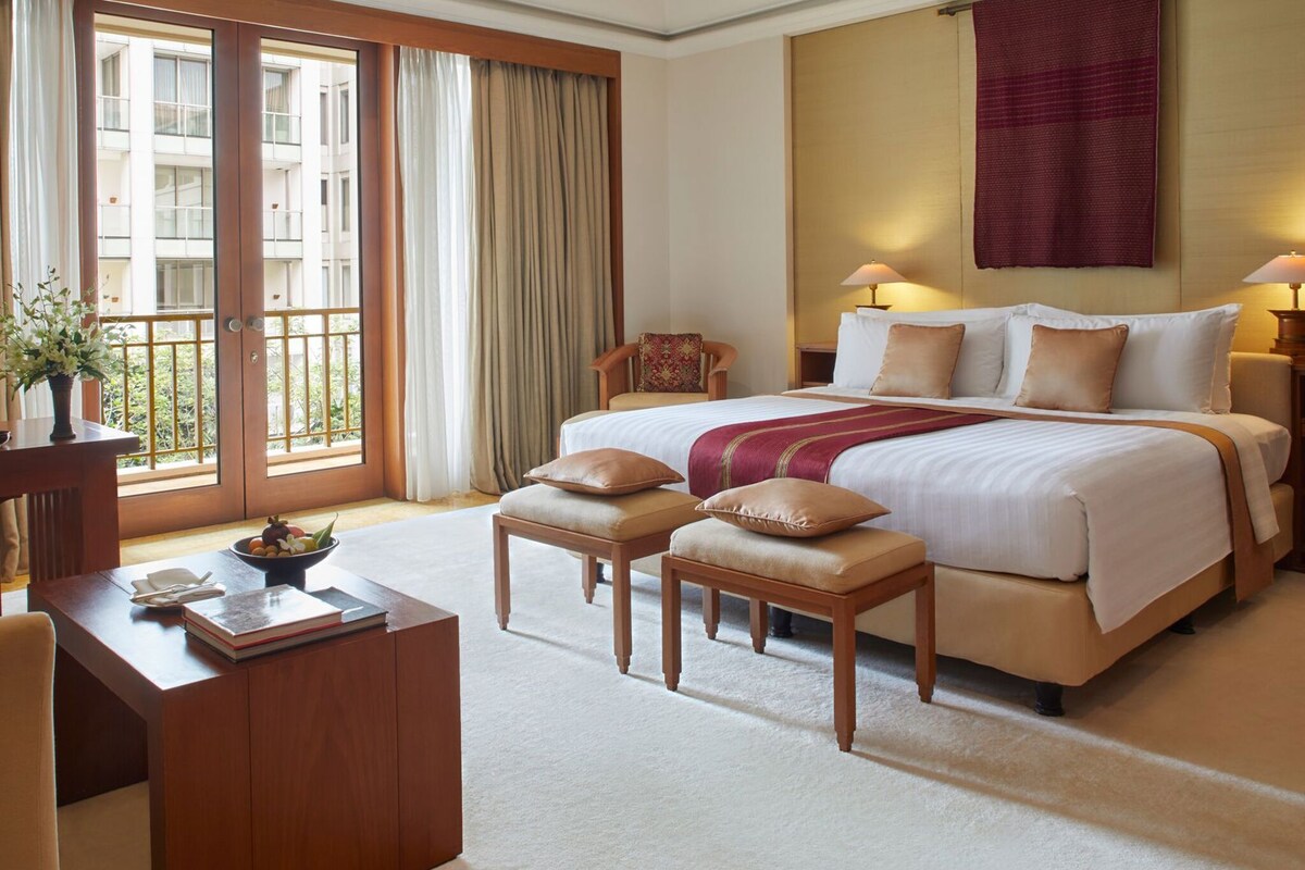 Hypo-allergenic bedding, minibar, in-room safe, desk