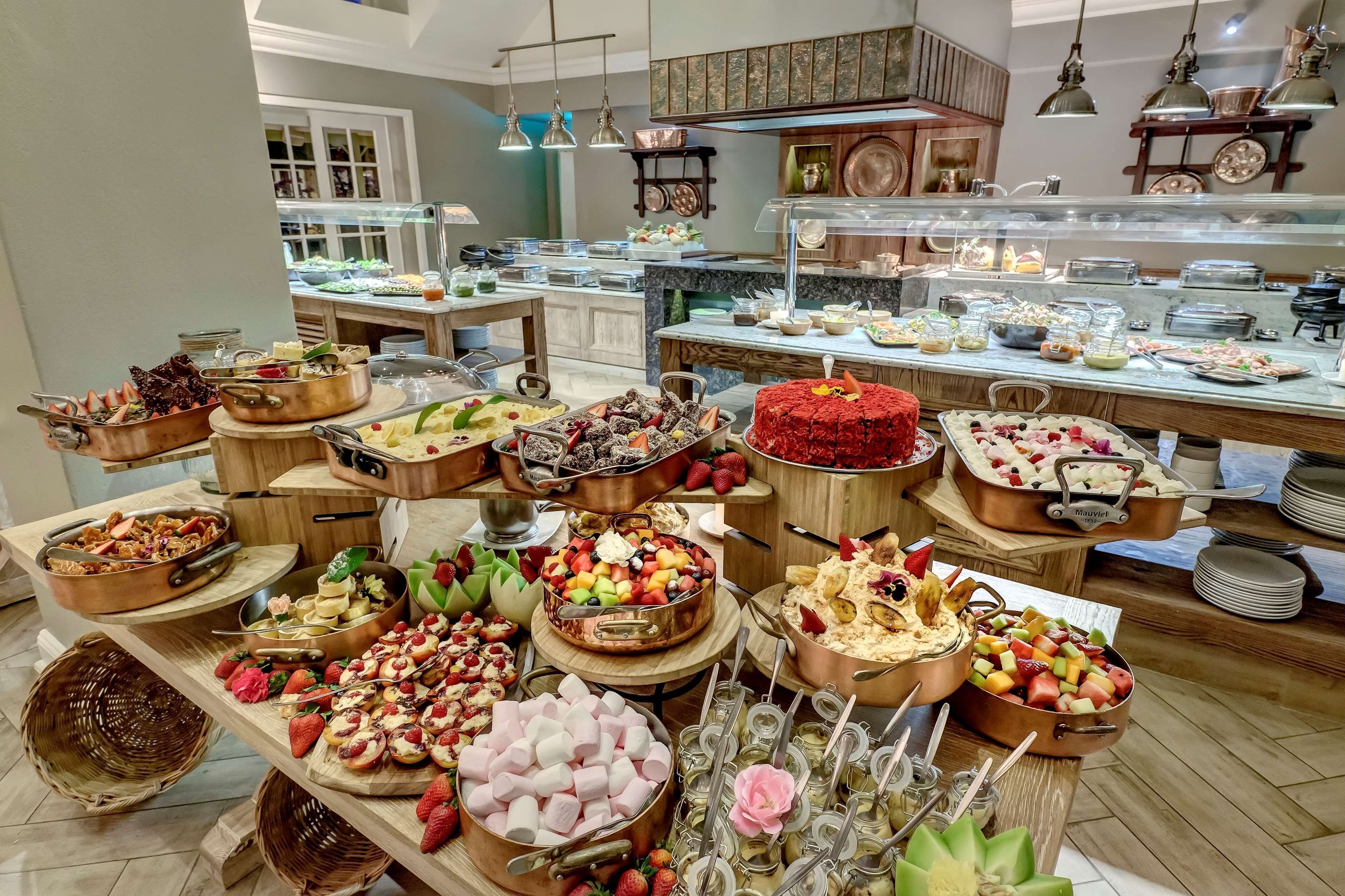 2 restaurants, serveren ontbijt