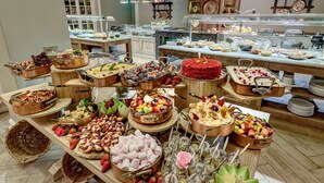 A buffet with various food items and utensils. - Mount Grace Hotel & Spa (Magaliesberg)