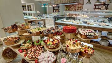 2 restaurants, breakfast served