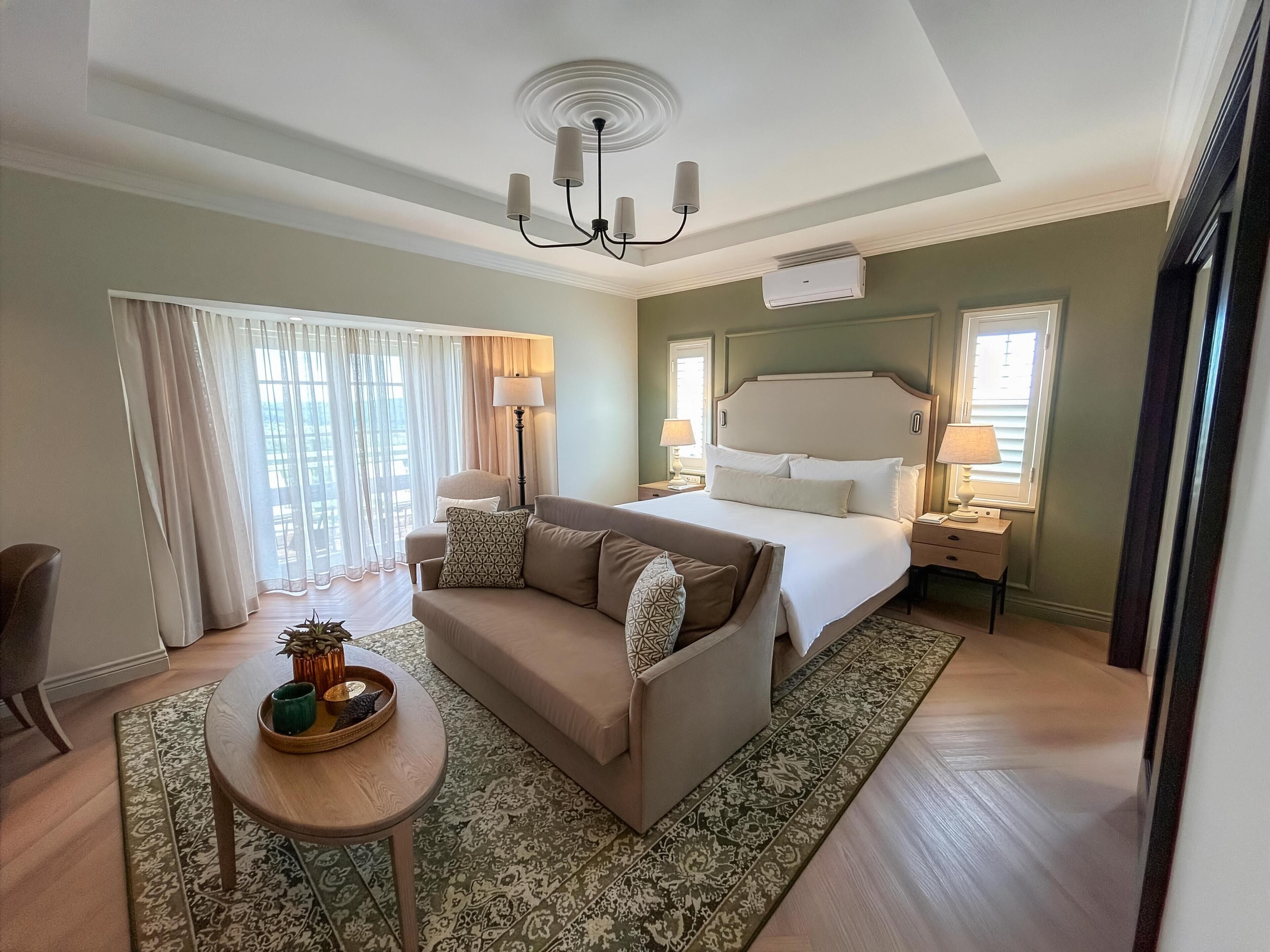 Deluxe Premium Room | 1 bedroom, minibar, in-room safe, desk