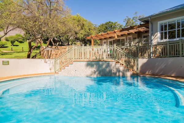 2 hồ bơi ngoài trời, dù/ô trên bãi biển/hồ bơi, ghế dài tắm nắng