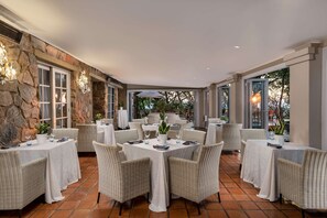 2 restaurants; ze serveren er ontbijt, lunch en diner 