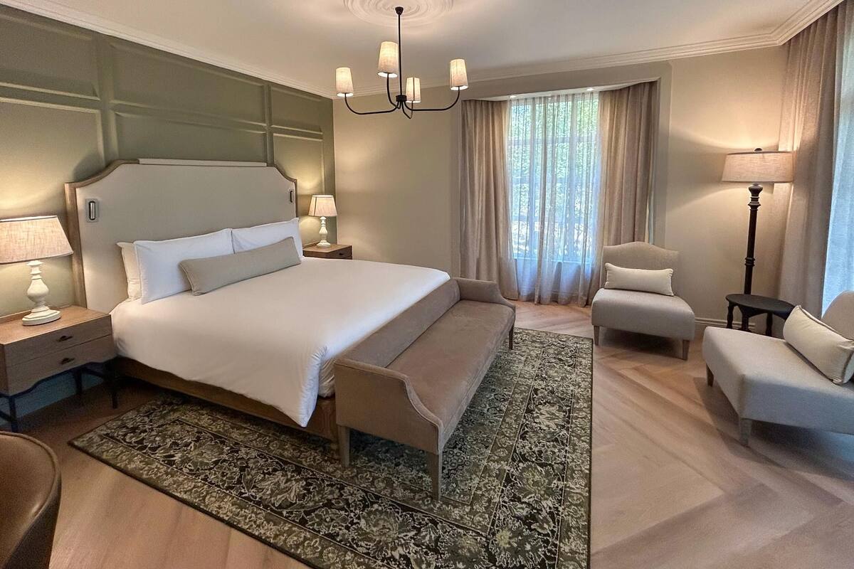 Deluxe Premium Room | 1 bedroom, minibar, in-room safe, desk