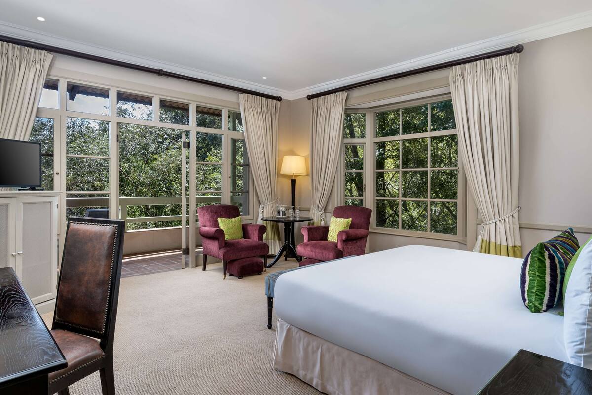 Deluxe Room | 1 bedroom, minibar, in-room safe, desk