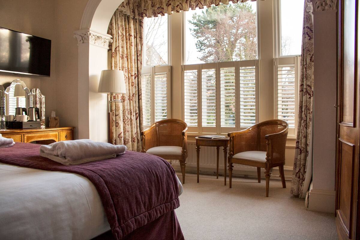 in-room safe, individually decorated, individually furnished, desk