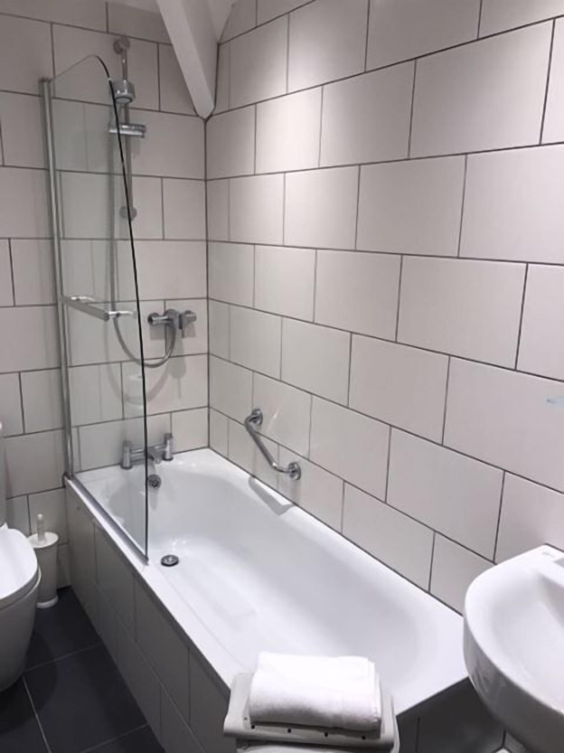 classic double or twin room | bathroom | combined shower/bathtub, free toiletries, hair dryer, towels