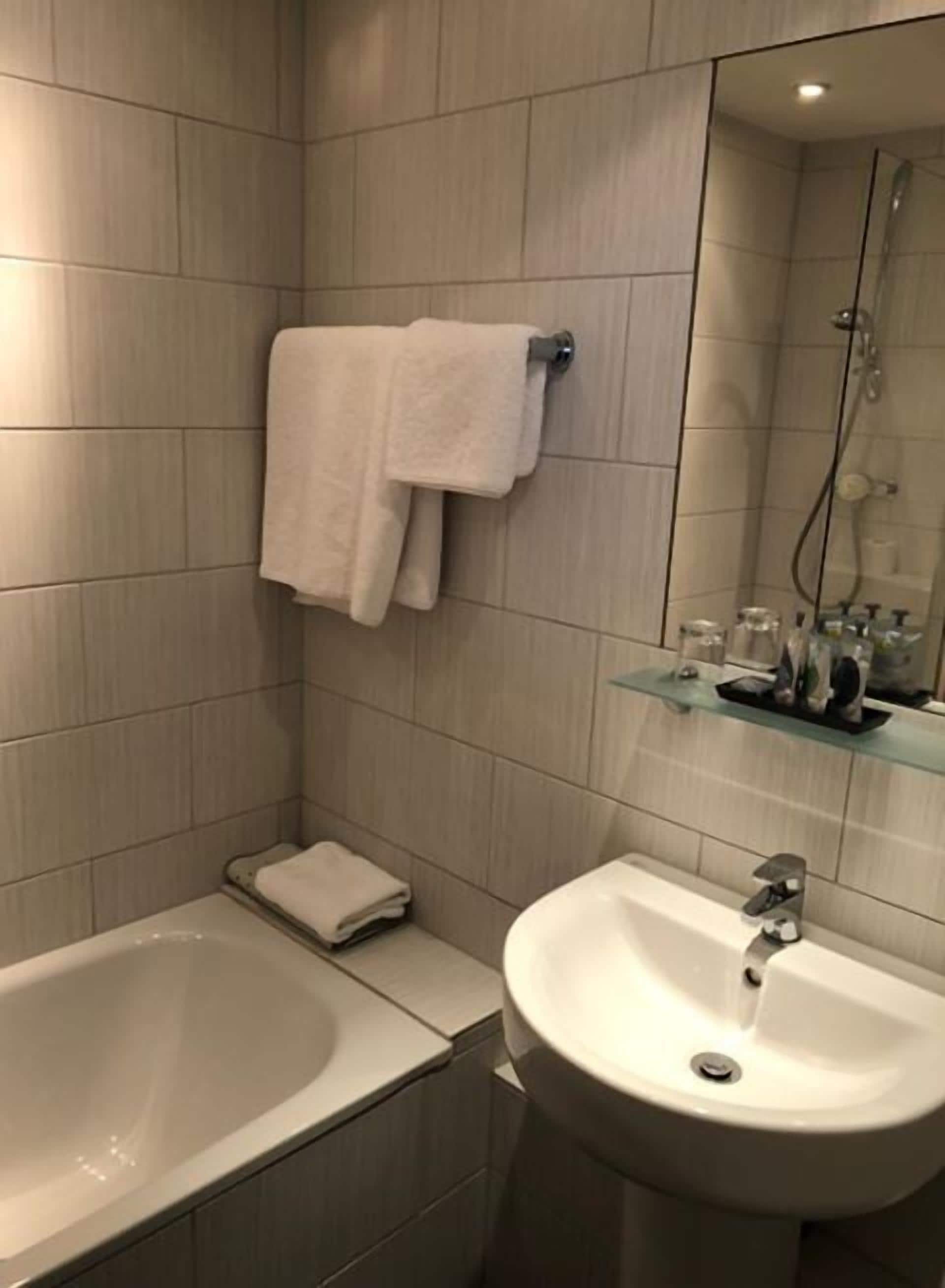 standard single room | bathroom | combined shower/bathtub, free toiletries, hair dryer, towels