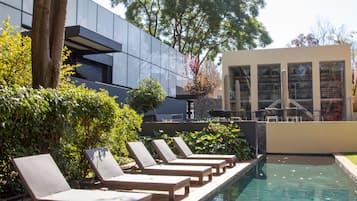 Piscina externa sazonal, guarda-sóis, espreguiçadeiras