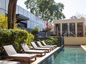 Piscina externa sazonal, guarda-sóis, espreguiçadeiras