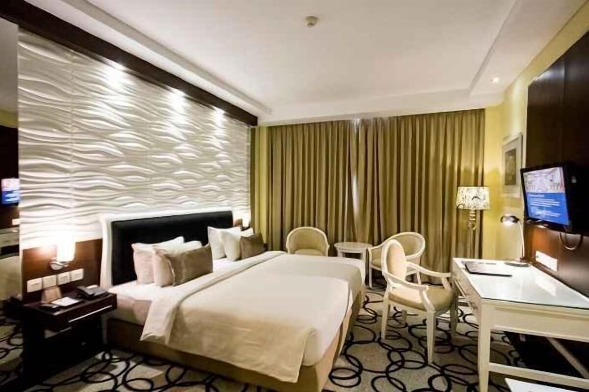 Ropa de cama de alta calidad, minibar, caja fuerte y escritorio