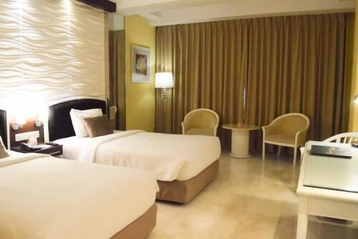 Ropa de cama de alta calidad, minibar, caja fuerte y escritorio