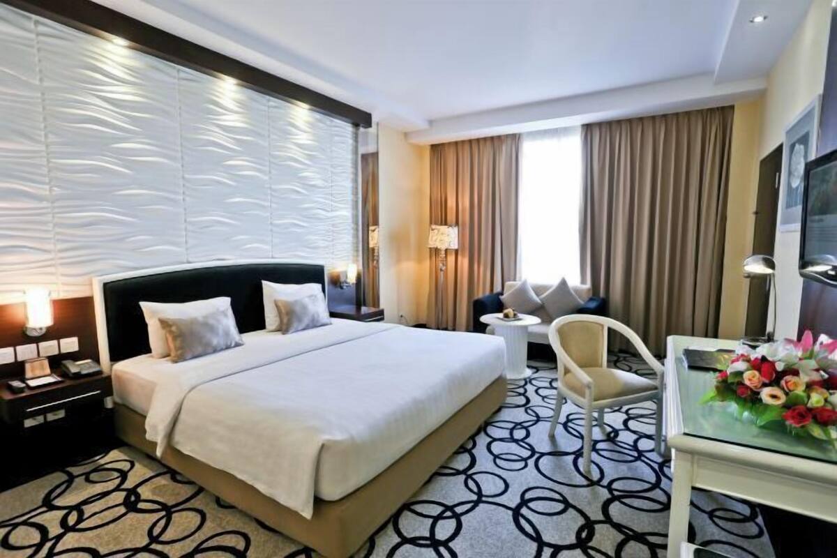 Ropa de cama de alta calidad, minibar, caja fuerte y escritorio