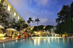Outdoor pool - Hotel New Saphir Yogyakarta (Yogyakarta)