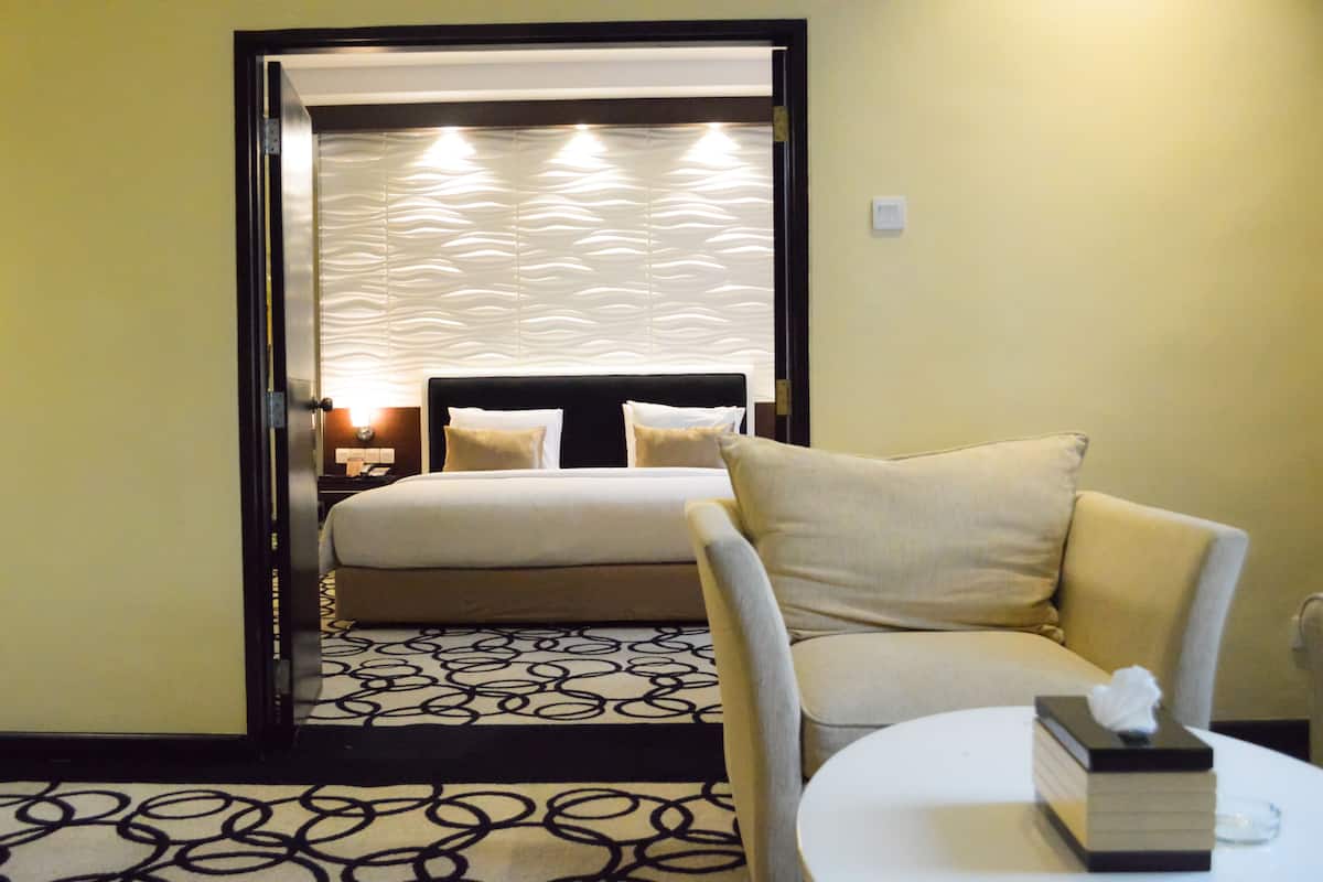 Suite junior | Ropa de cama de alta calidad, minibar, caja fuerte y escritorio