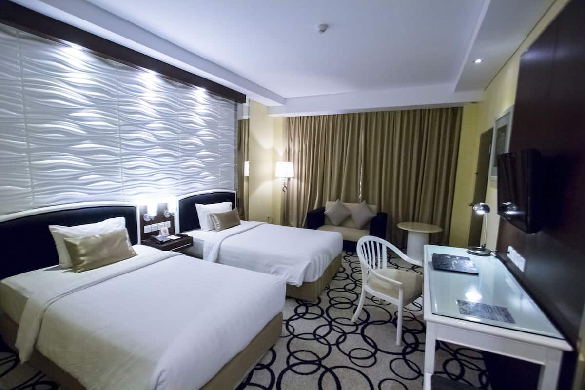 Habitación Deluxe | Ropa de cama de alta calidad, minibar, caja fuerte y escritorio