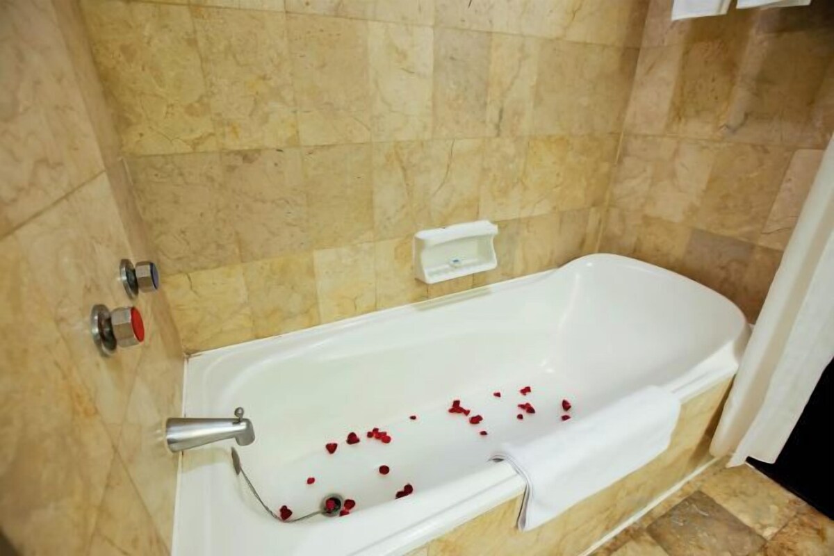 Rainfall showerhead, free toiletries, hair dryer (on request), slippers