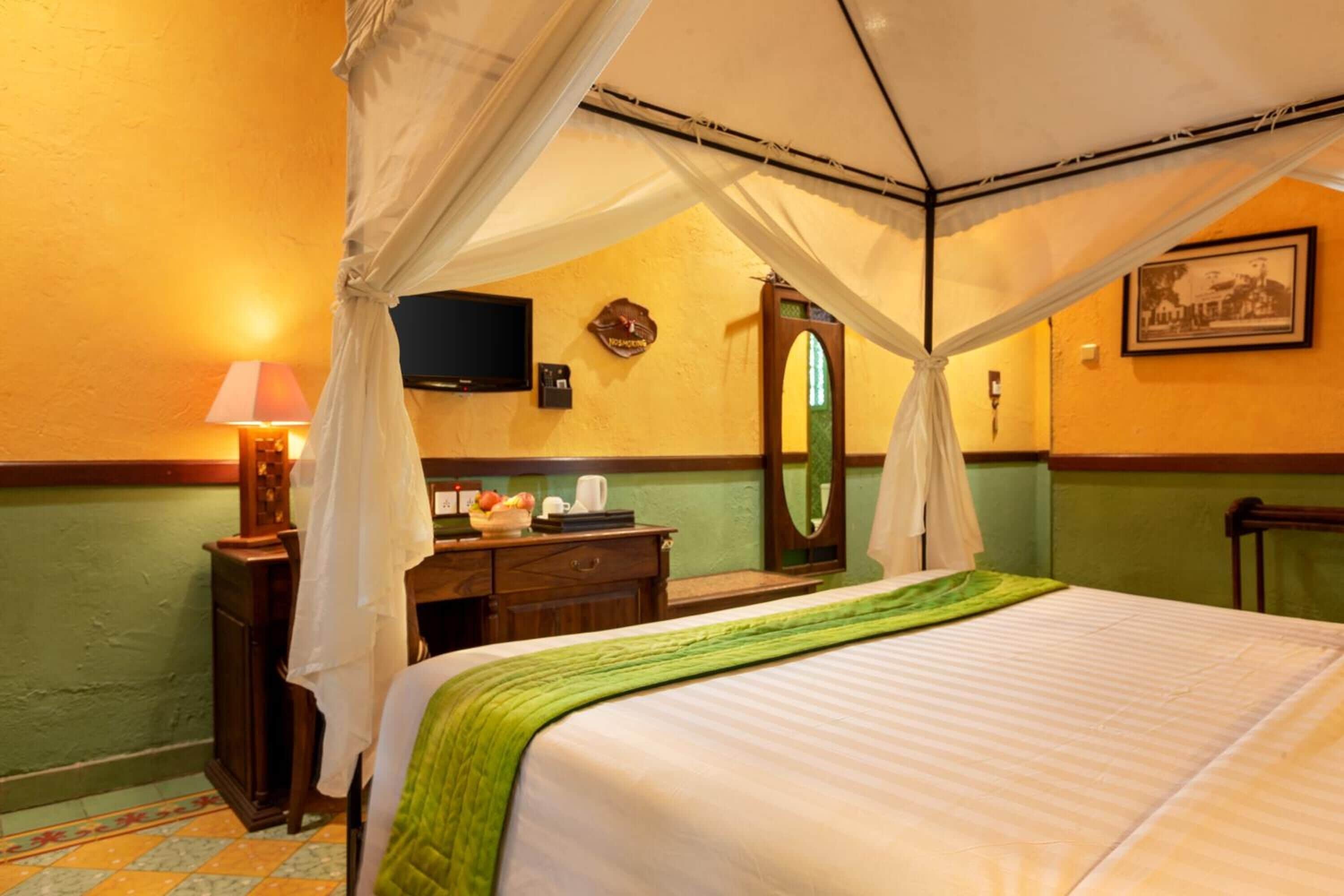 deluxe room, 1 bedroom | minibar, in-room safe, desk, laptop workspace