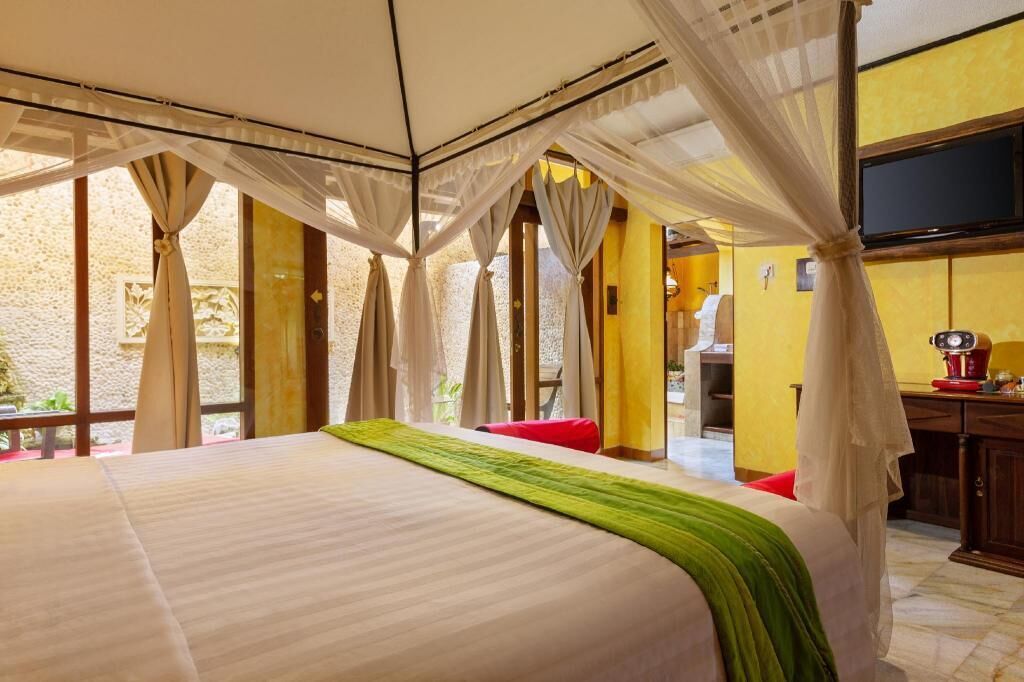 Minibar, in-room safe, desk, laptop workspace