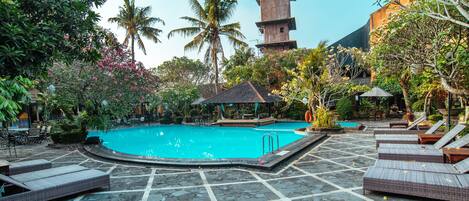 Kolam renang outdoor, dengan kursi berjemur