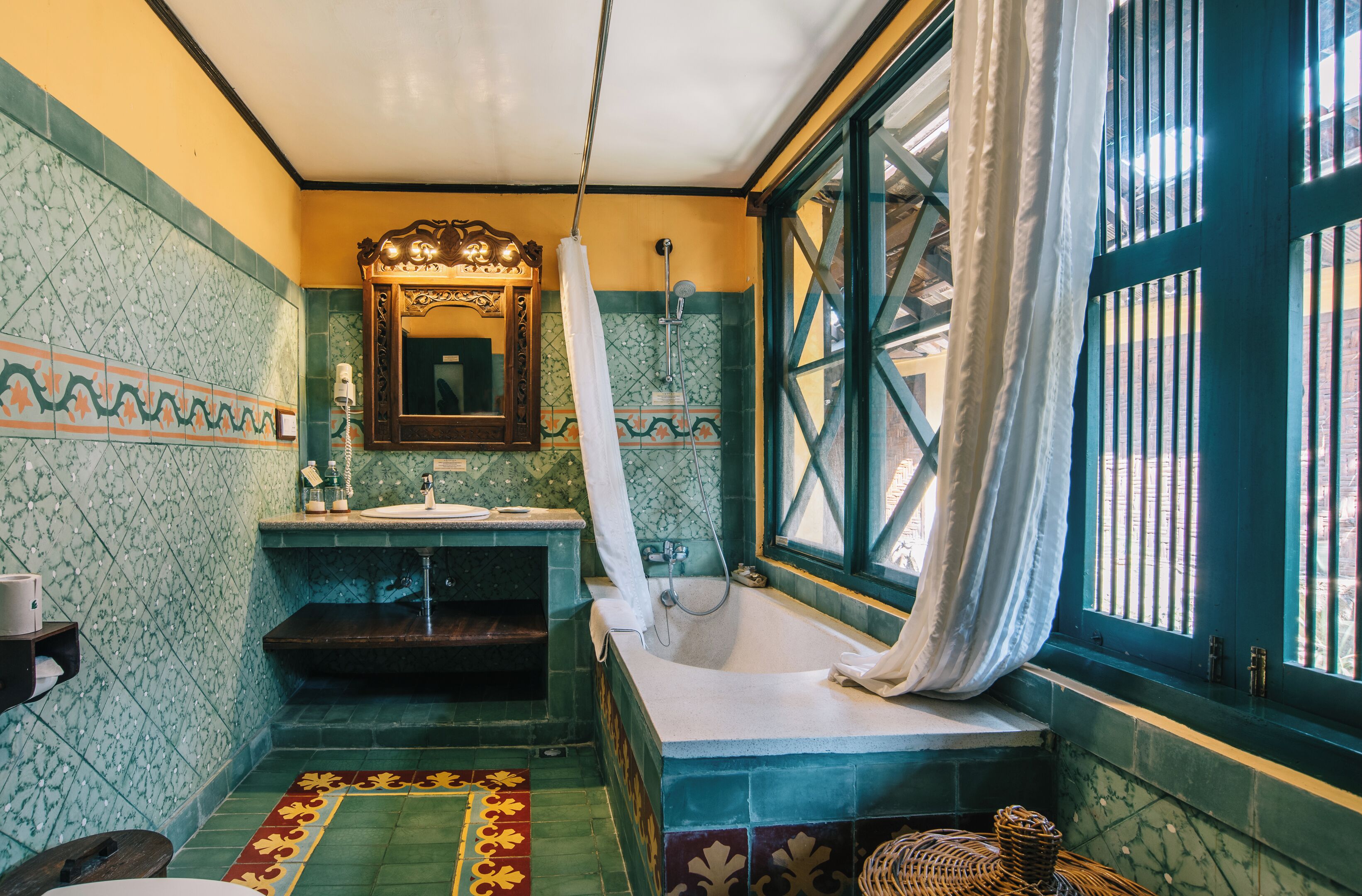 deluxe room, 1 bedroom | bathroom | combined shower/bathtub, free toiletries, hair dryer, bidet