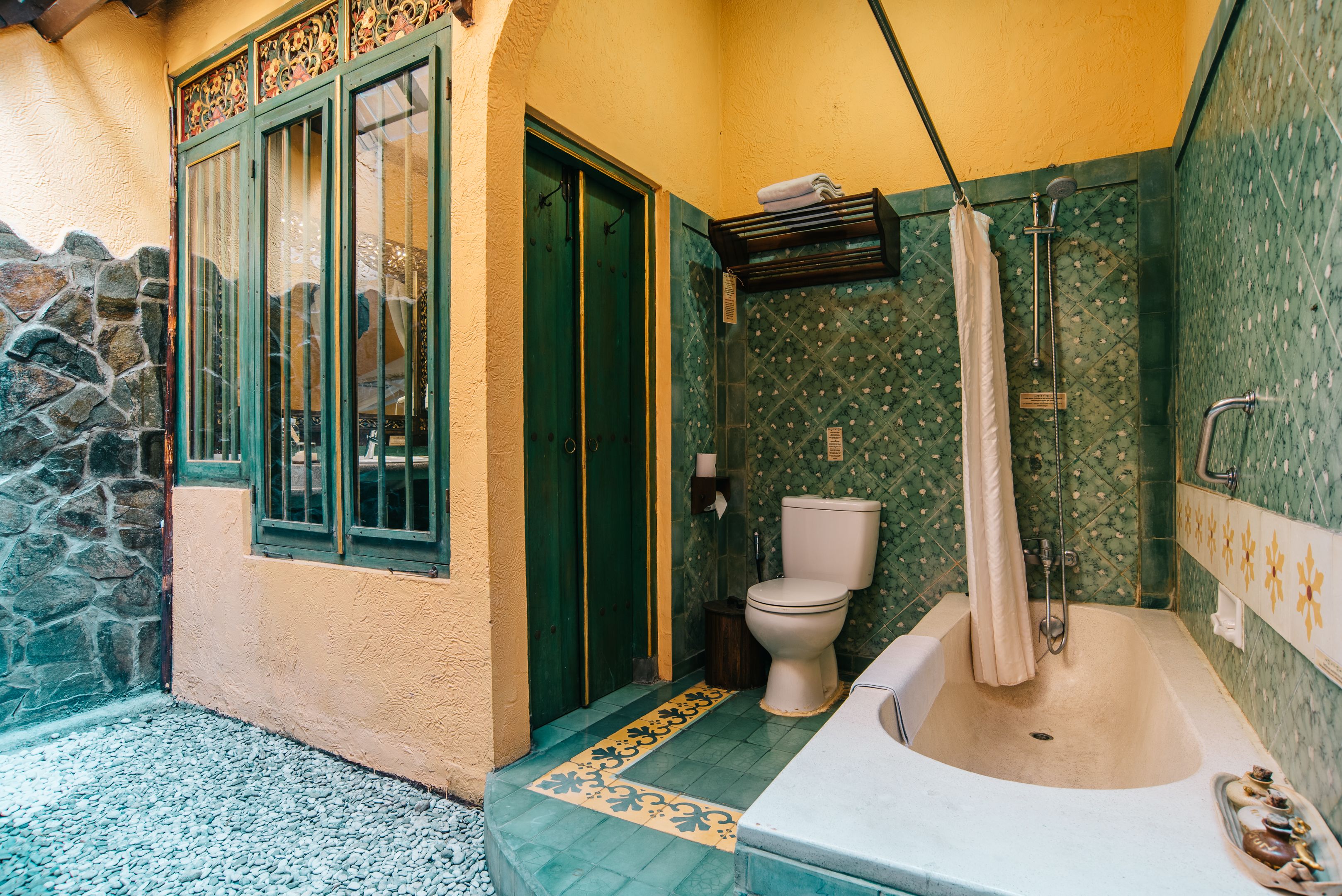 deluxe room, 1 bedroom | bathroom | combined shower/bathtub, free toiletries, hair dryer, bidet