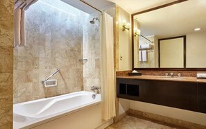 Combined shower/bathtub, free toiletries, hair dryer, towels - Aryaduta Lippo Village (Curug)