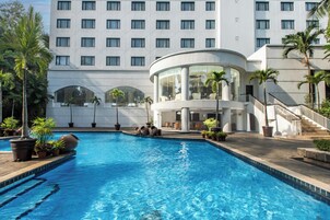 室外游泳池，池畔遮阳伞，日光浴躺椅