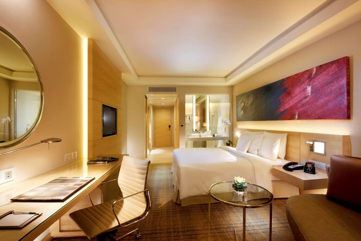 Deluxe King room - Mountain View | Hypo-allergenic bedding, down duvets, minibar, in-room safe