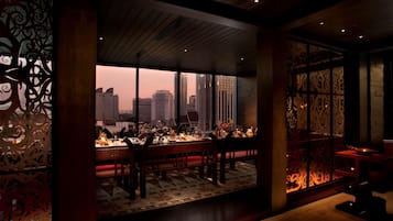 5 restaurants; breakfast, lunch and dinner served