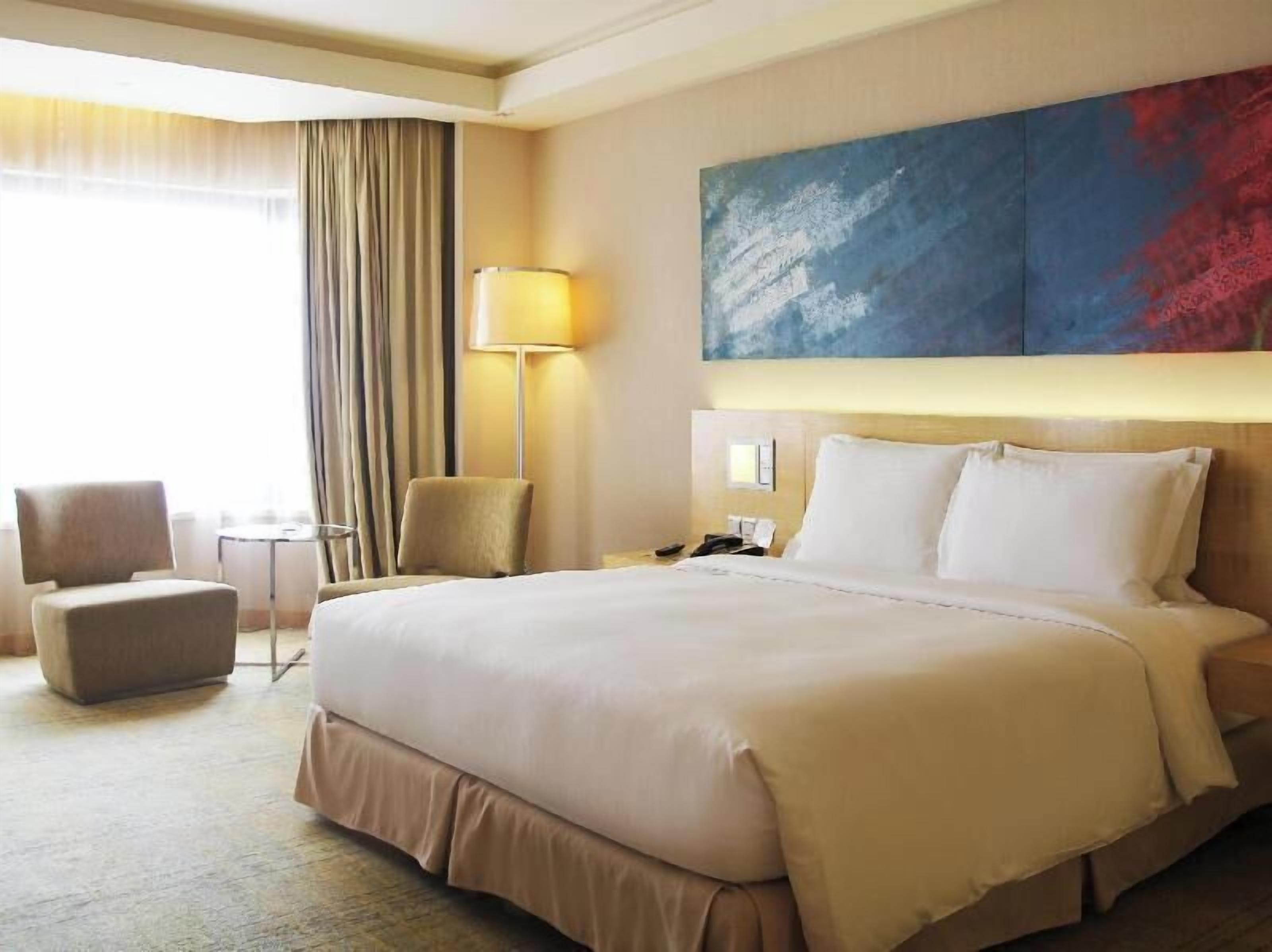 Literie hypoallergénique, couette en duvet, minibar, coffre-fort