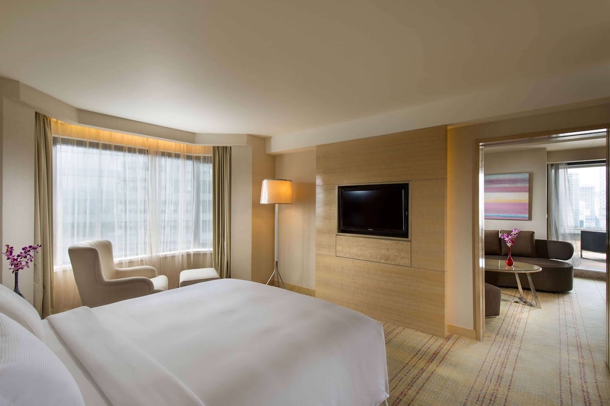 Suite, 1 letto king, terrazzo | Biancheria da letto ipoallergenica, copriletto in piuma, minibar