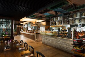 5 restaurantes, se sirven desayunos, comidas, cenas y cocina malasia