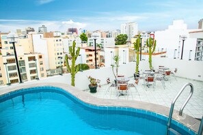 Serveert ontbijt, internationale gerechten, uitzicht op het zwembad