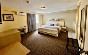 Junior suite | Luxe beddengoed, een minibar, een kluis op de kamer, een bureau