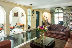 Bar-salon dans le hall