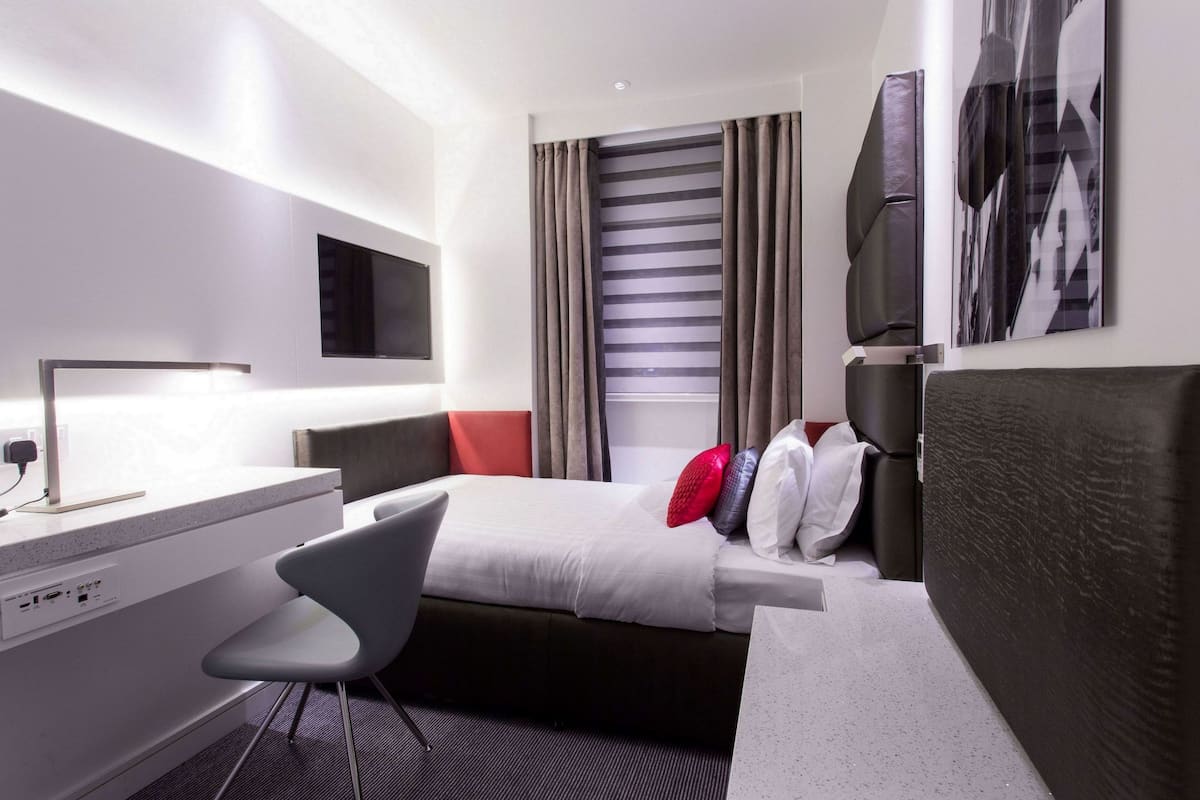 Chambre Simple | Literie de qualité supérieure, coffres-forts dans les chambres, bureau