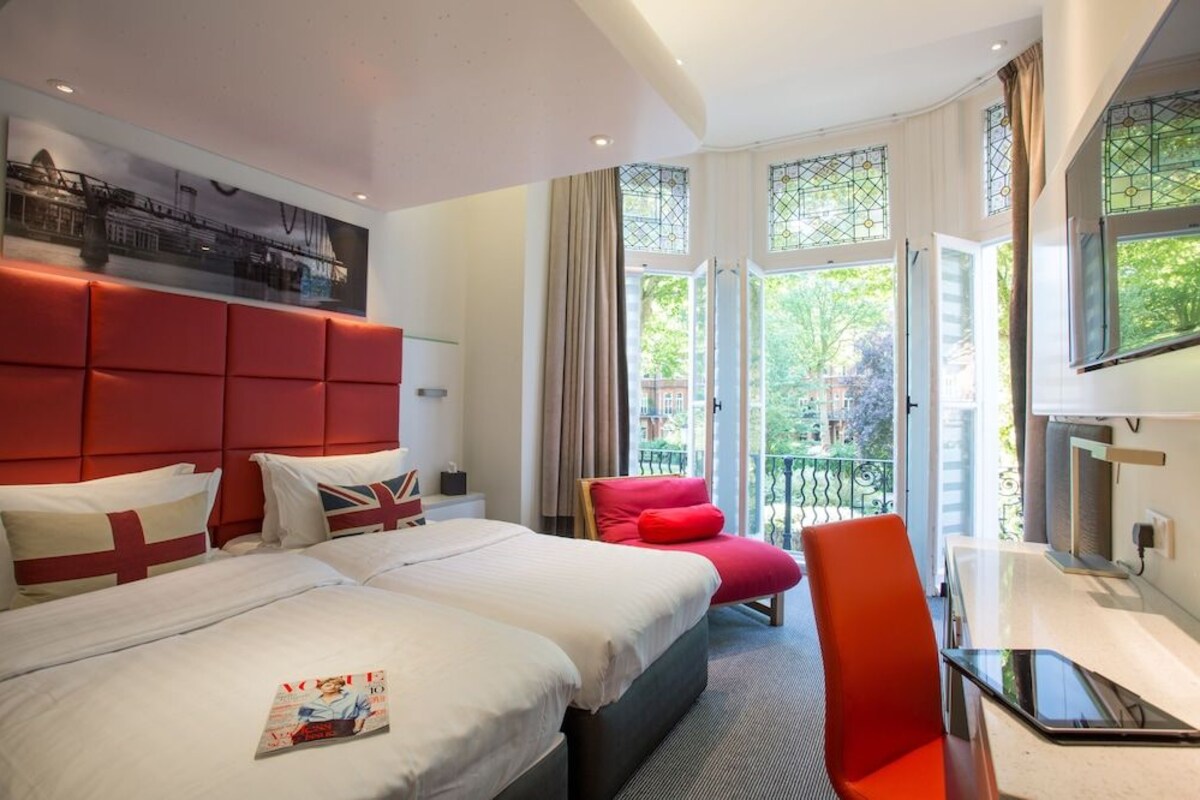 Premium bedding, in-room safe, desk, iron/ironing board (on request)