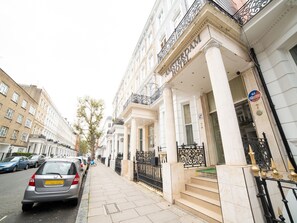 Exterior - OYO Amsterdam Hotel (London)