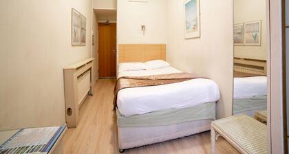 OYO Amsterdam Hotel