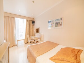 Standard Triple Room, Multiple Beds | Soundproofing, free WiFi - OYO Amsterdam Hotel (London)