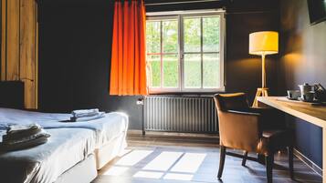 Escritorio, wifi gratis y ropa de cama