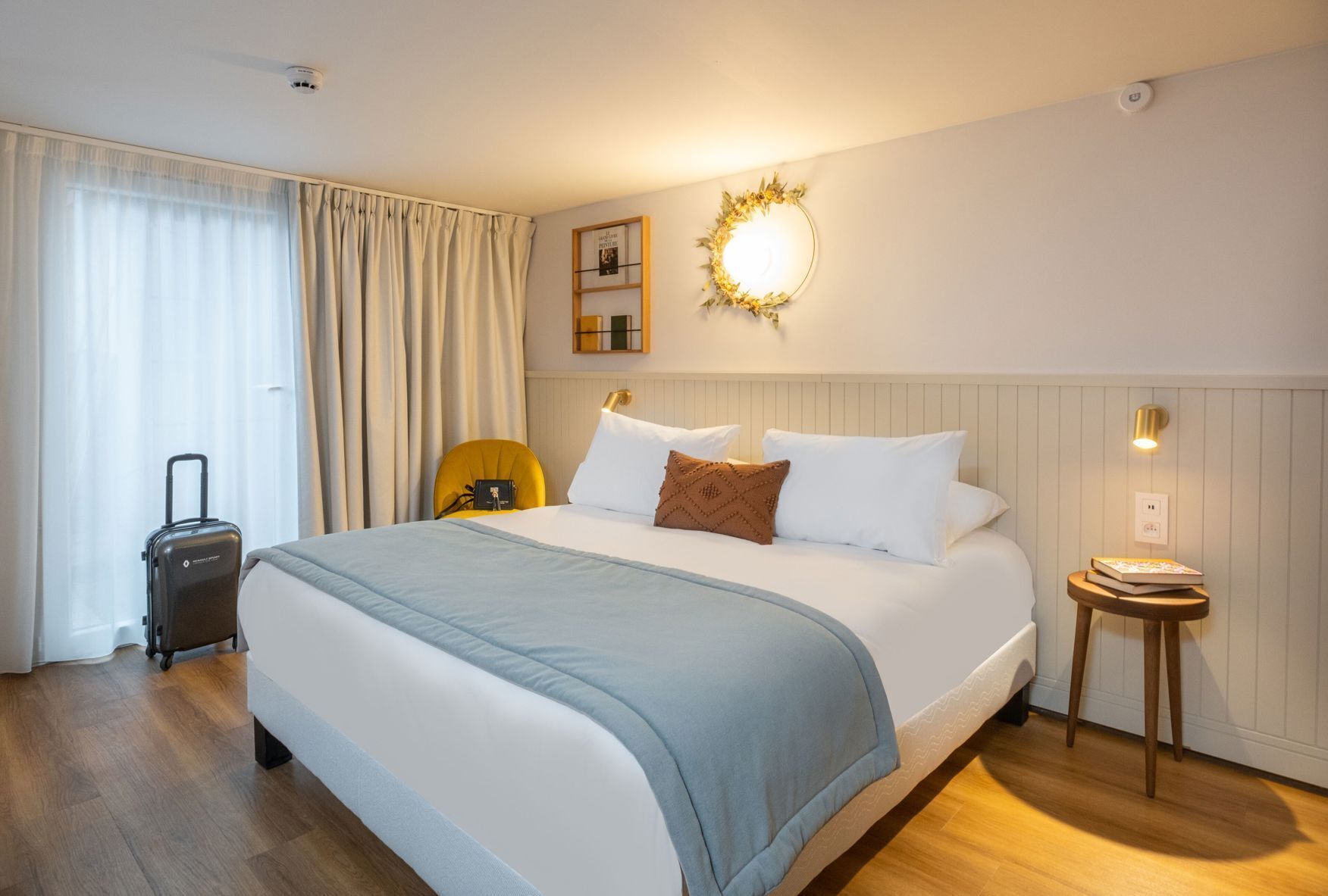 Escritorio, espacio para trabajar con un portátil, cortinas opacas