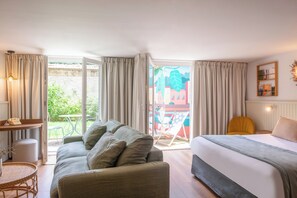 Escritorio, espacio para trabajar con laptop y cortinas blackout 