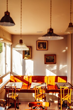 Desayuno buffet diario (EUR 17 por persona)