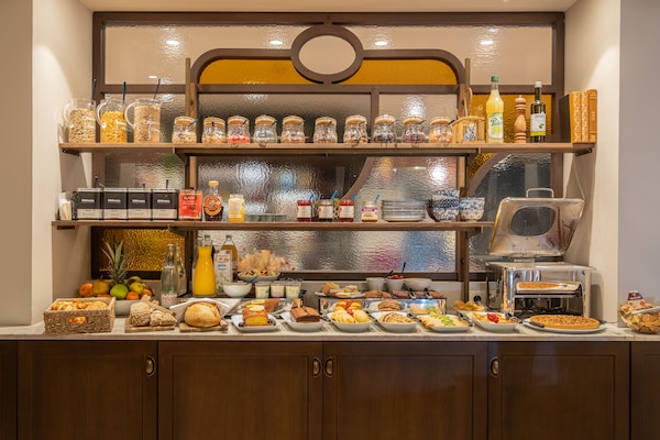 Petit déjeuner buffet (17 EUR par personne)