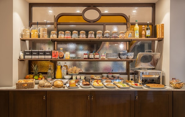 Daily buffet breakfast (EUR 17 per person) - Hôtel Maison Lacassagne (Lyon)